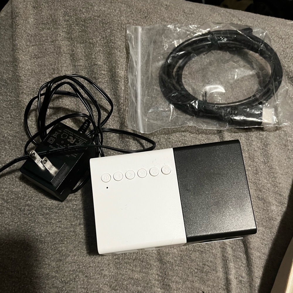 Mini Projector - Picture 2 of 5